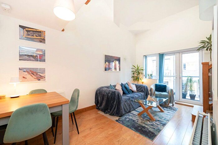 2 Bedroom Flat For Sale In Oliver Court, Ley Farm Close, Watford, Hertfordshire, WD25