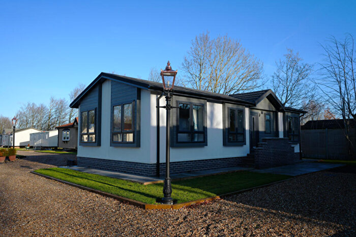 2 Bedroom Park Home For Sale In Grantham, Lincolnshire, NG23