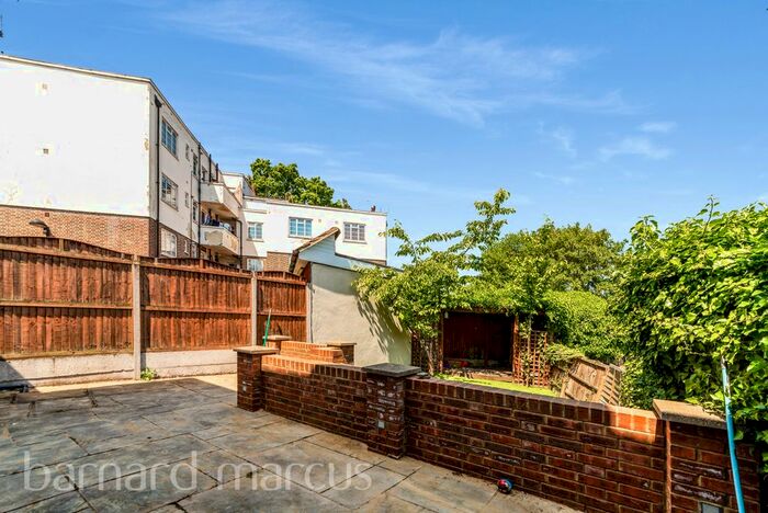 4 Bedroom Property To Rent In Woodfield Way, London, N11
