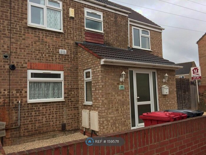 4 Bedroom Semi-Detached House To Rent In Rochfords Gardens, Slough, SL2