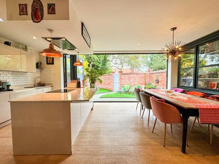 2 Bedroom Coach House For Sale In Montague Road, Edgbaston, Birmingham, West Midlands, B16
