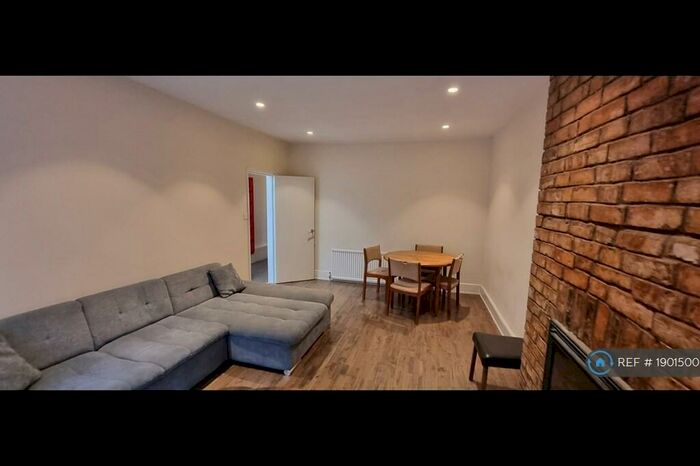 2 Bedroom Flat To Rent In High Road, London, N2