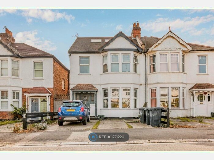 3 Bedroom Flat To Rent In Lynton Road, London, W3