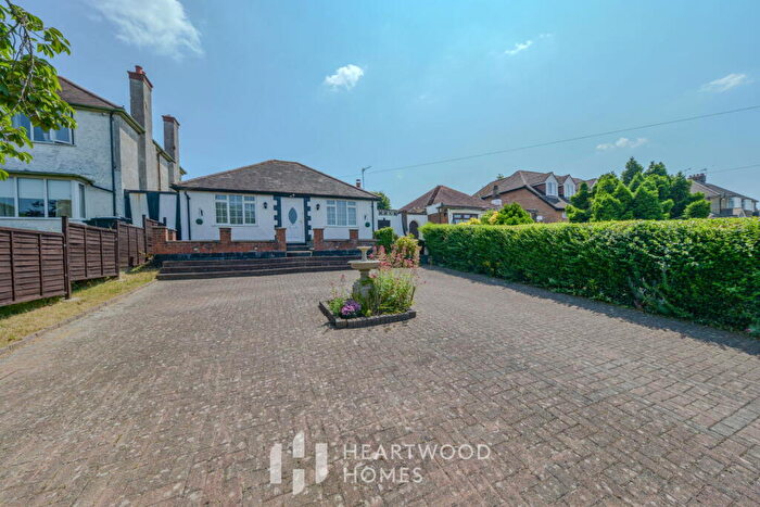 3 Bedroom Detached Bungalow For Sale In Mount Drive, Park Street, St. Albans, AL2