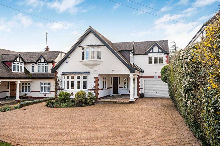 4 Bedroom Detached House For Sale In Georges Wood Road, Brookmans Park, AL9