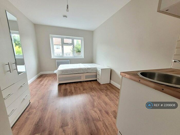 Studio To Rent In Layfield Road, London, NW4