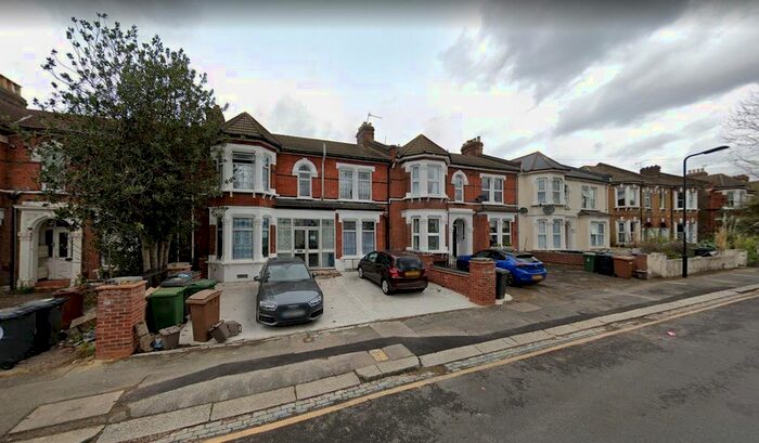 1 Bedroom Flat To Rent In (Ground Floor Flat, Garden) Forest Drive West, Leytonstone, E11
