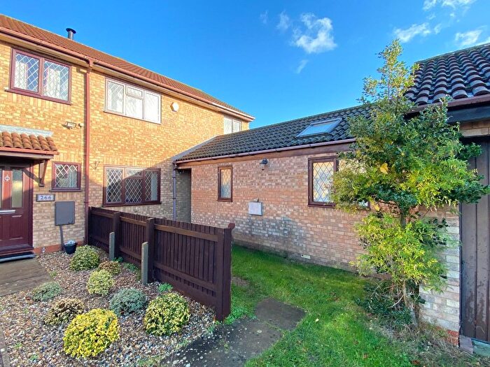 4 Bedroom Semi Detached House For Sale In The Rowans, Milton, Cambridge, CB24