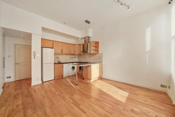 2 Bedroom Flat To Rent In Shrewsbury Road, London, W2