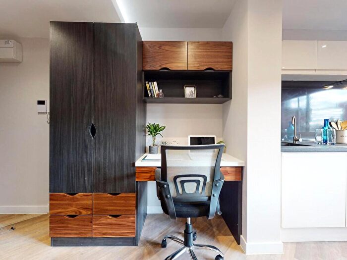 Apartment To Rent In Apt, Live Oasis Wade Lane #, LS2