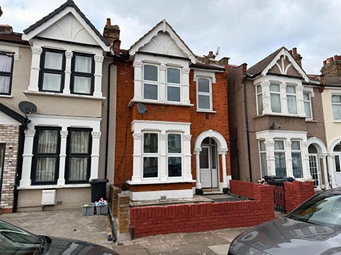 3 Bedroom End Terrace House To Rent In Kimberley Avenue, Ilford, IG2