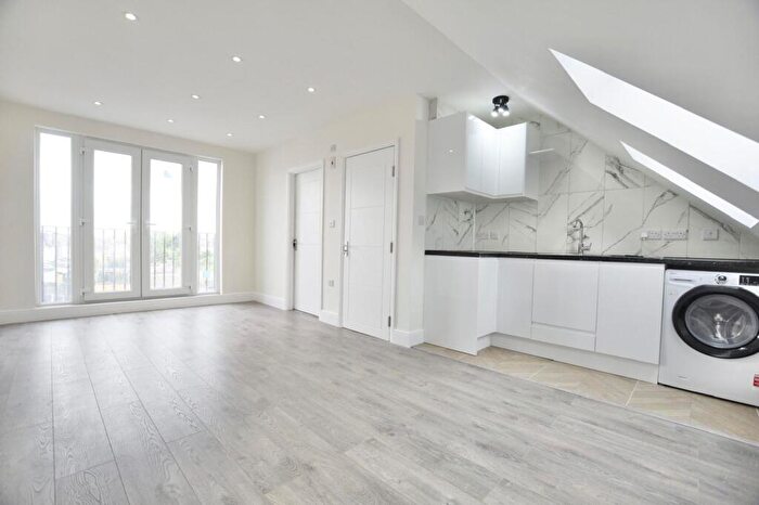 Flat To Rent In Meads Lane, Seven Kings, IG3