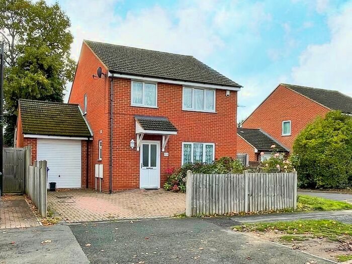 3 Bedroom Detached House To Rent In North Farm Road, Farnborough, GU14
