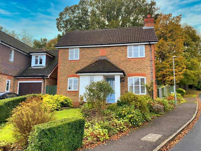 3 Bedroom Detached House To Rent In Bullfinch Gardens, Ridgewood, Uckfield TN22