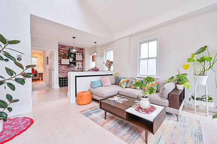 2 Bedroom Flat For Sale In Grantham Road, Chiswick, London, W4