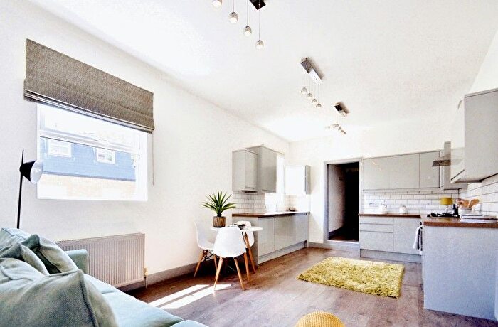 2 Bedroom Flat To Rent In Reynolds Road, Chiswick, W4