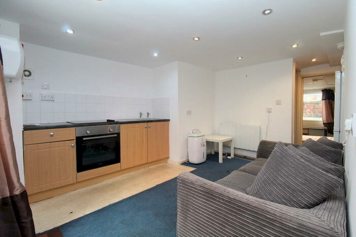 1 Bedroom Apartment To Rent In Hartley Avenue, Woodhouse, LS6