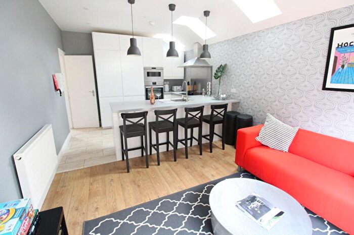 1 Bedroom Semi-Detached House To Rent In En Suite, A Beechwood Road, Luton, Bedfordshire, LU4