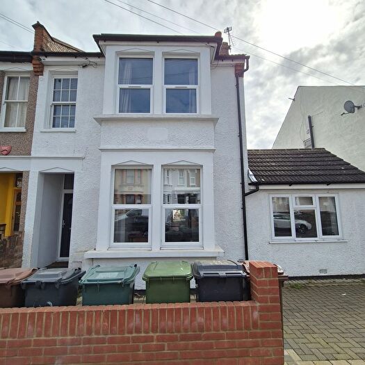 3 Bedroom End Terrace House To Rent In Beverley Road, Chingford, E4