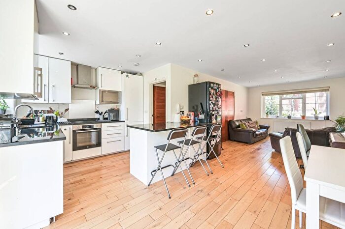 4 Bedroom End Of Terrace House For Sale In Moorlands Avenue, Mill Hill, London, NW7