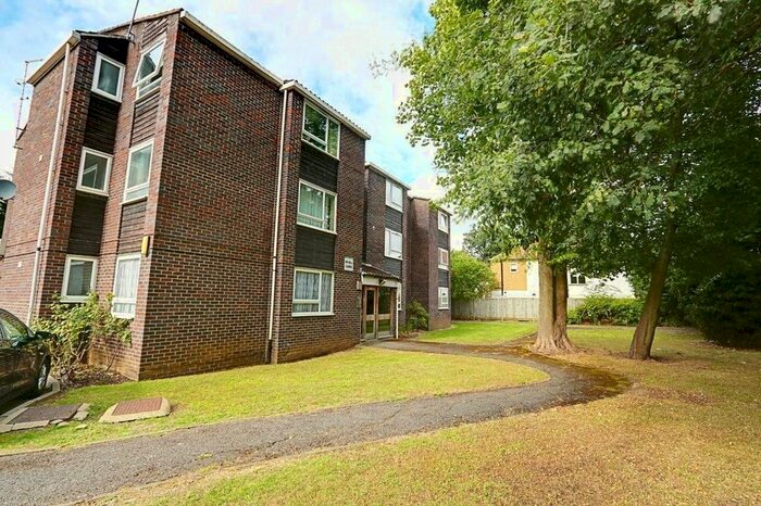 2 Bedroom Flat To Rent In Ivy House Road, Ickenham, UB10