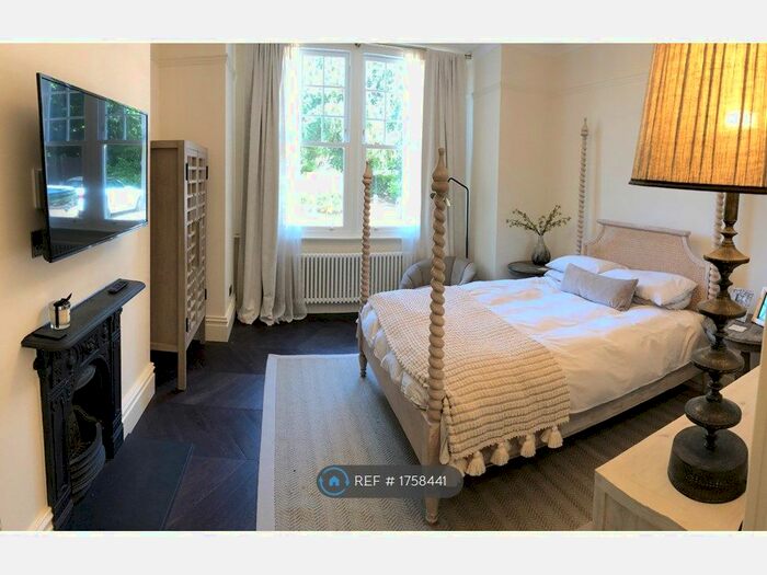 3 Bedroom Flat To Rent In Highview, Bromley, BR1