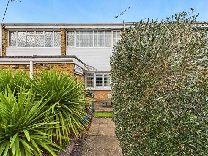 2 Bedroom Terraced House For Sale In Windsor Road, Wraysbury, Berkshire, TW19