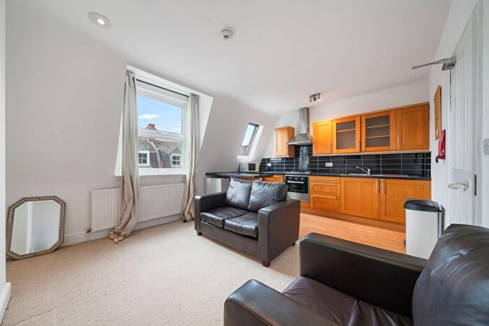 2 Bedroom Flat To Rent In Birnam Road, London, N4