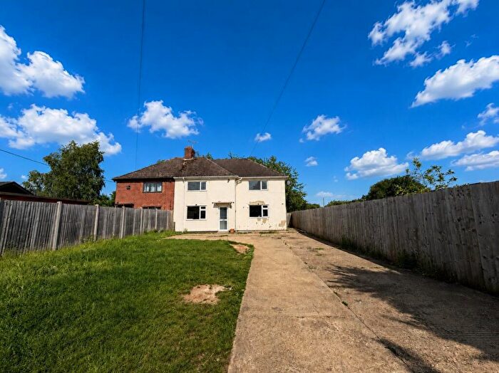 4 Bedroom Semi-Detached House For Sale In Byfield Road, Banbury, Oxfordshire, OX17