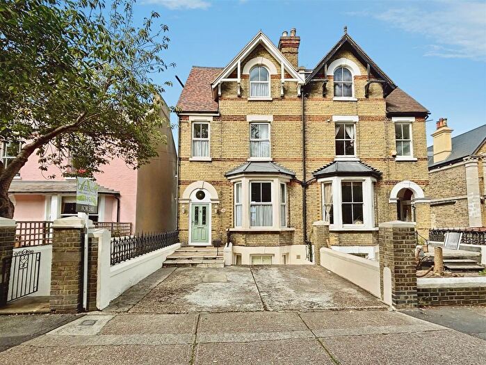 5 Bedroom Semi-Detached House For Sale In Borstal Road, Rochester, ME1