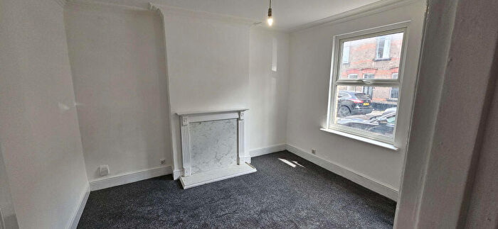 3 Bedroom Terraced House To Rent In Cambridge Street, Luton, LU1