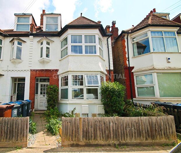 2 Bedroom Flat For Sale In Claremont Avenue, New Malden, KT3
