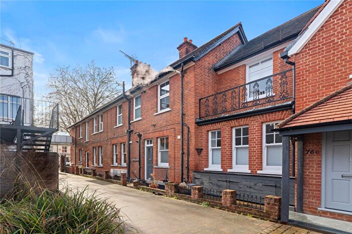 1 Bedroom Flat For Sale In Station Road, Hampton, TW12