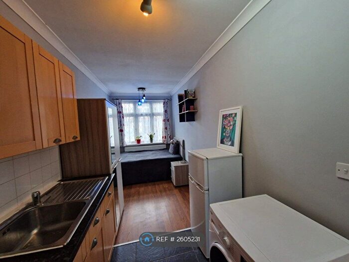 Studio To Rent In Stour Avenue, Southall, UB2