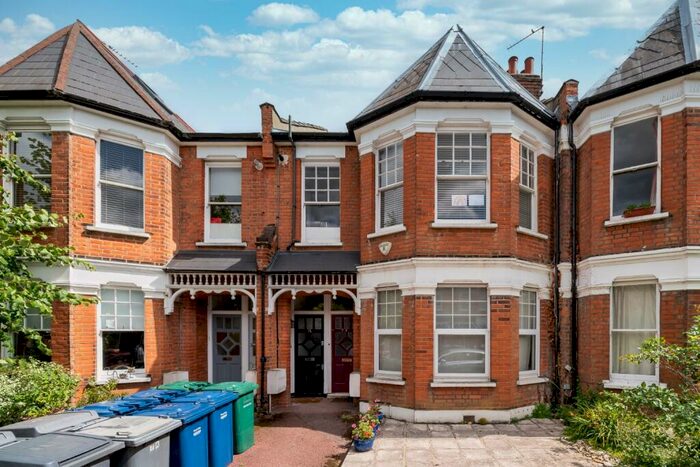 3 Bedroom Apartment To Rent In Sedgemere Avenue, N6