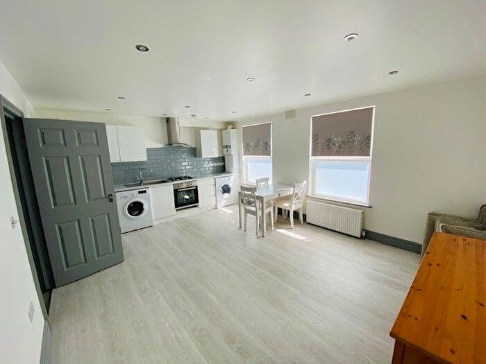 2 Bedroom Property To Rent In Angles Road, London, SW16