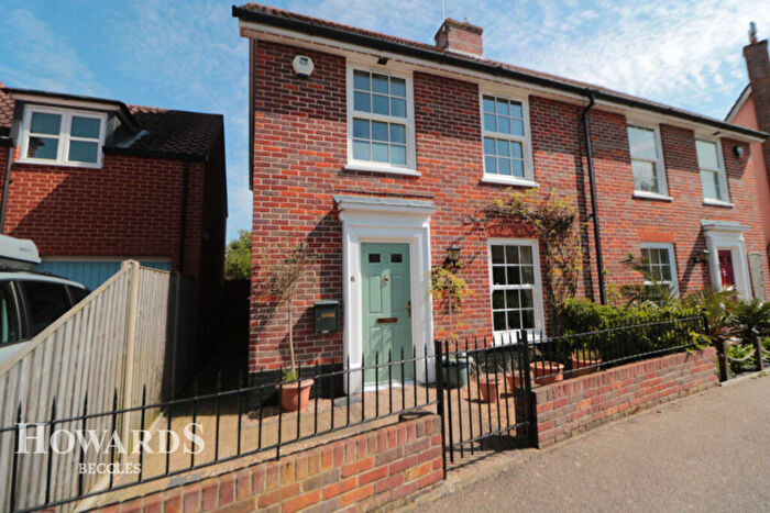 3 Bedroom Semi-Detached House For Sale In Chatten Close, Wrentham, NR34