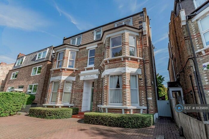 1 Bedroom Flat To Rent In Maple Court, Surbiton, KT5