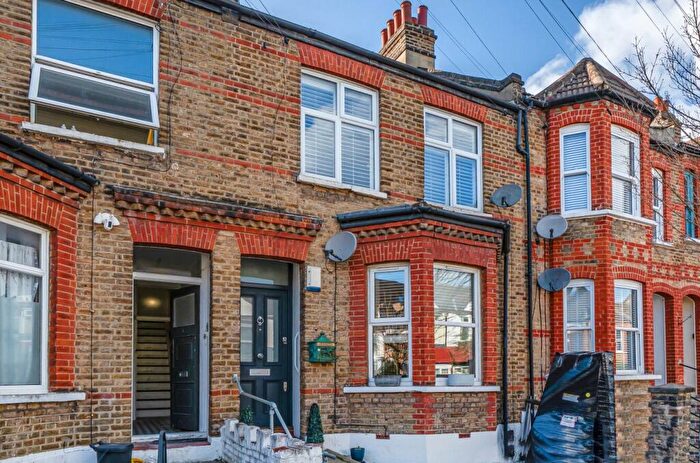 2 Bedroom Maisonette For Sale In Queen Mary Road, London, SE19