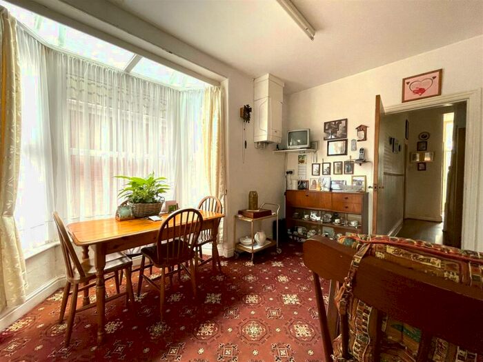 3 Bedroom End Of Terrace House For Sale In Carrington Avenue, Hornsea, HU18