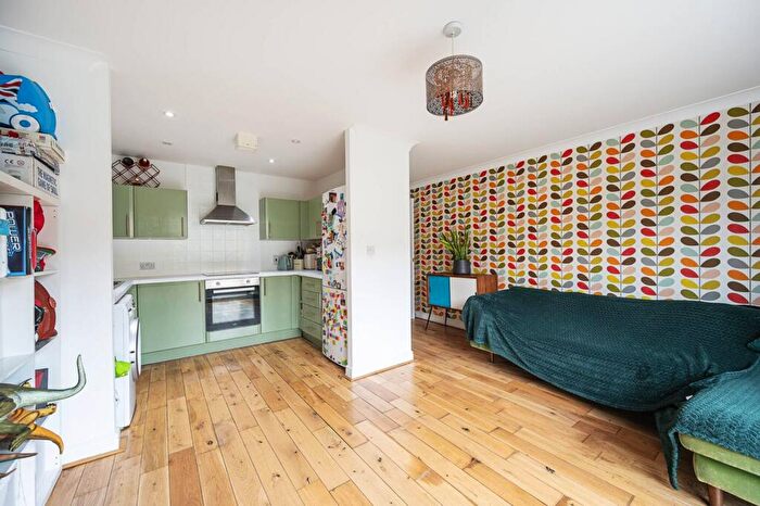 2 Bedroom Flat For Sale In Candle Street, Stepney, London, E1