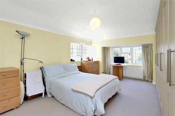 4 Bedroom Detached House For Sale In Oatlands Drive, Weybridge, KT13