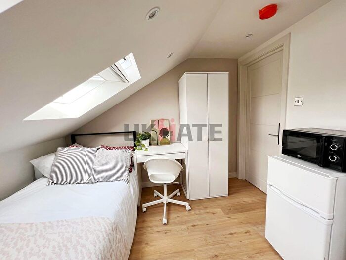1 Bedroom Property To Rent In Clarence Villas, Hawks Road, Kingston Upon Thames, KT1