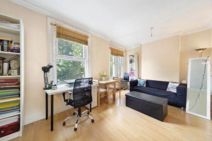 1 Bedroom Flat To Rent In King's Parade, London, W12