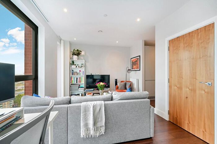 1 Bedroom Apartment For Sale In Avalon Point, Silvocea Way, London, E14