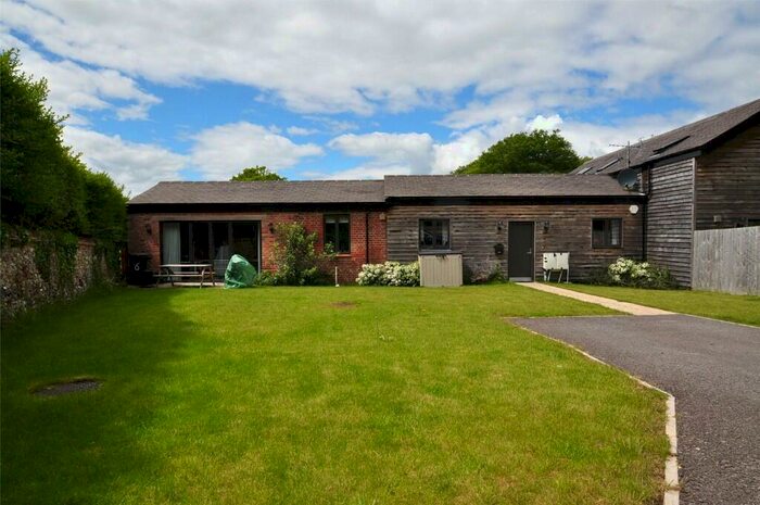 2 Bedroom End Of Terrace House To Rent In Reading Road, RG8