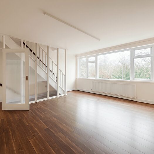 3 Bedroom Maisonette To Rent In Ringwood Gardens, SW15