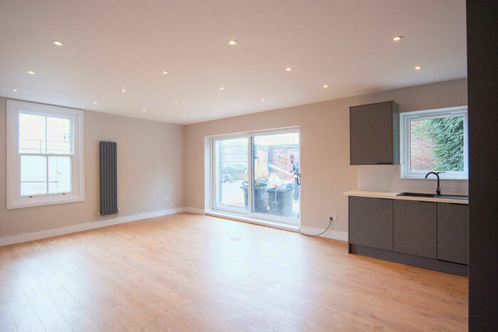 2 Bedroom Ground Flat To Rent In Harvey Road, London, N8