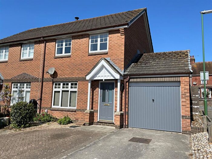 3 Bedroom End Of Terrace House To Rent In Penfolds Place, Arundel, BN18