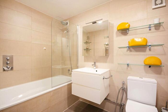 2 Bedroom Flat For Sale In Chandos Way, Golders Green, London, NW11